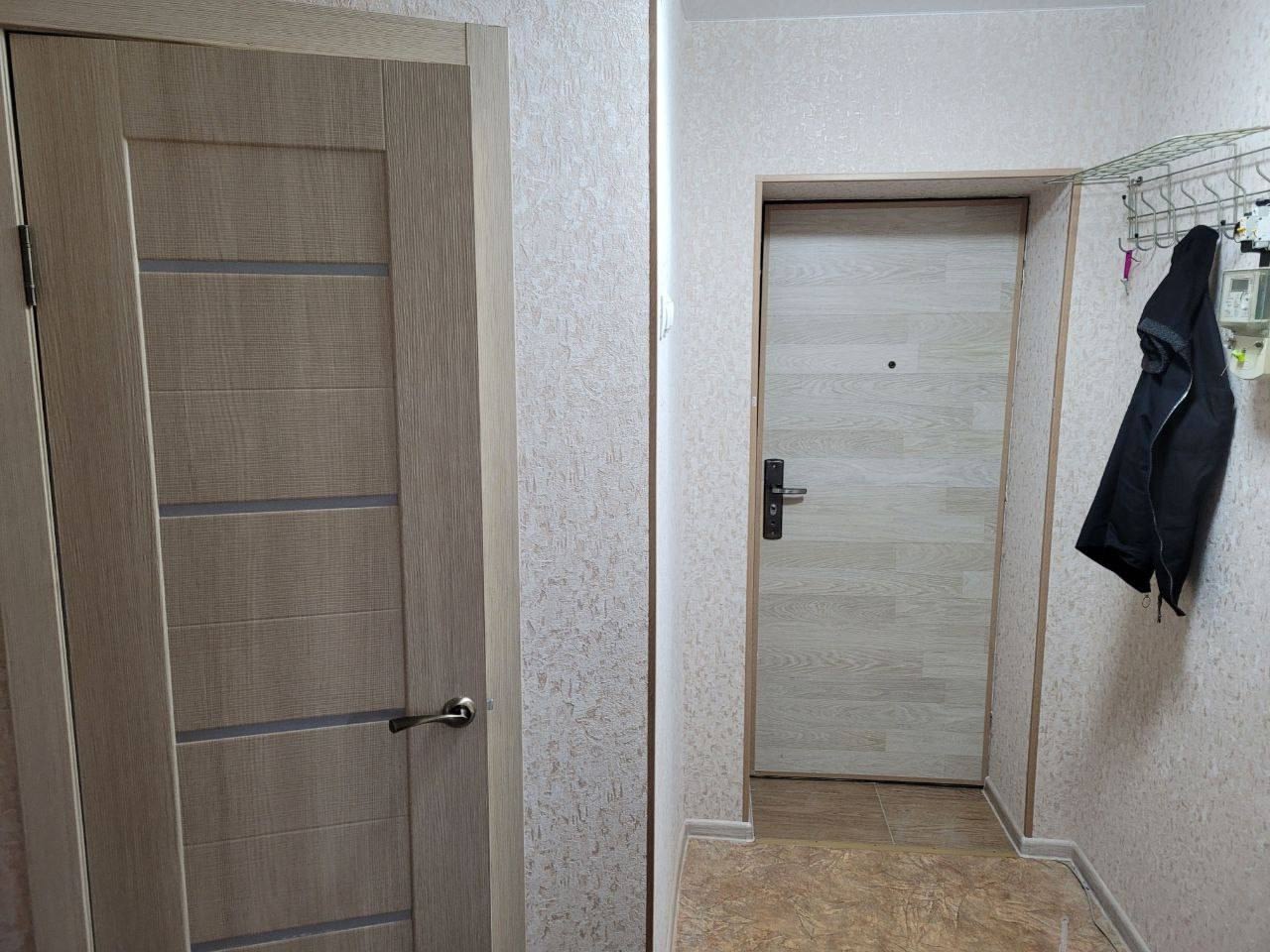 Продам 1-кк на кв. Комарова . Общая площадь 33 м2 . Дом кирпичный , очень теплый 5 этаж , 5 этажного дома. Квартира с ремонтом , заходи и живи . Окна и рама м/п . Отличное месторасположение. Рядом рынок, магазины, аптеки, колледжи, лицеи , школы, детские сады, универ Им. Даля, кинотеатр, взрослая и детская по...