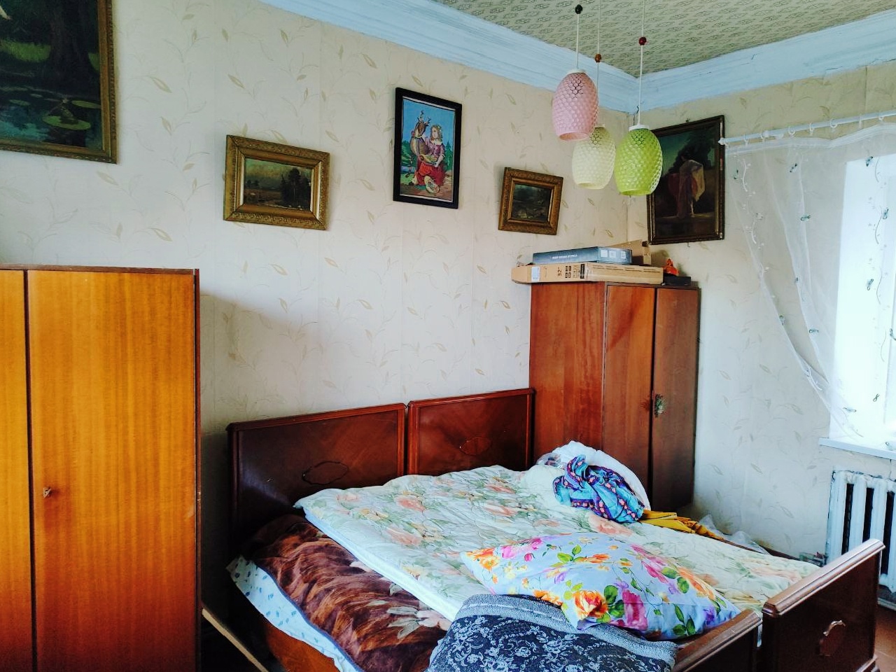 Объект 887 Продаётся Дом в центре г.Перевальска по ул.Ленина (по документам квартира на земле). ОП - 85 кв, кухня - 20 кв. Участок - 4 сотки. Построен из бутового камня. В доме: зал+ 2 спальни + комната в пристройке + коридор + кухня + санузел. Газовый котёл, центральная канализация. Во дворе Гараж и беседка....