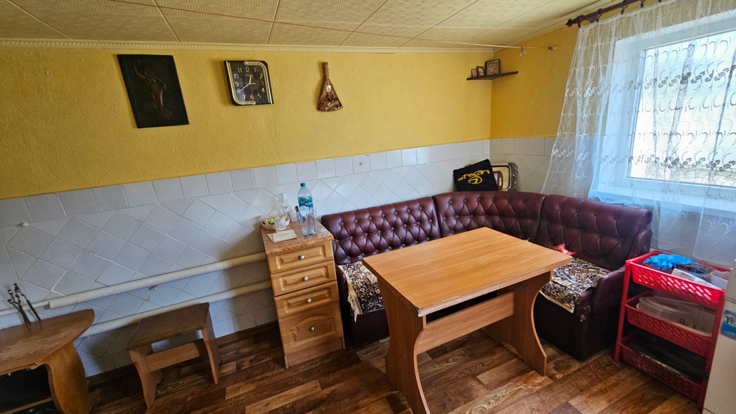 🏡 Продаётся дом в Свердловске, ул. Грибоедова, р-н ул. Леси Украинки. Планировка: зал-гостинная, 3 спальни, кухня, коридор. 🛠 Все окна металлопластиковые, тройной стеклопакет. Газ, индивидуальное отопление.Кондиционер. Городская вода + скважина. Городская канализация. Ровный участок 8 соток. Заезд во двор, га...