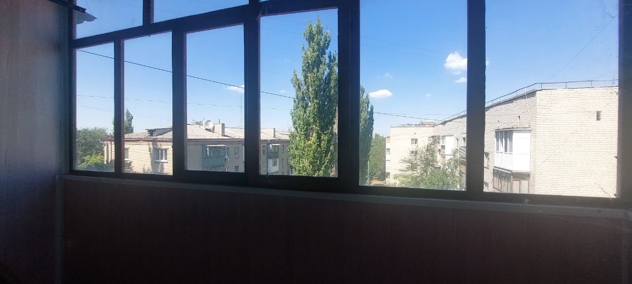 Сдается 1 комнатная квартира кв. Шевченко 5/5этаж . Нет стиральной машины,приобретение обсуждается в счёт оплаты. Удобное месторасположение и транспортная развязка. Цена 22 000 +к/у.+залог ,услуги а/н +7959-587-60-85 Виктория +7-959-565-03-15 Лилия...