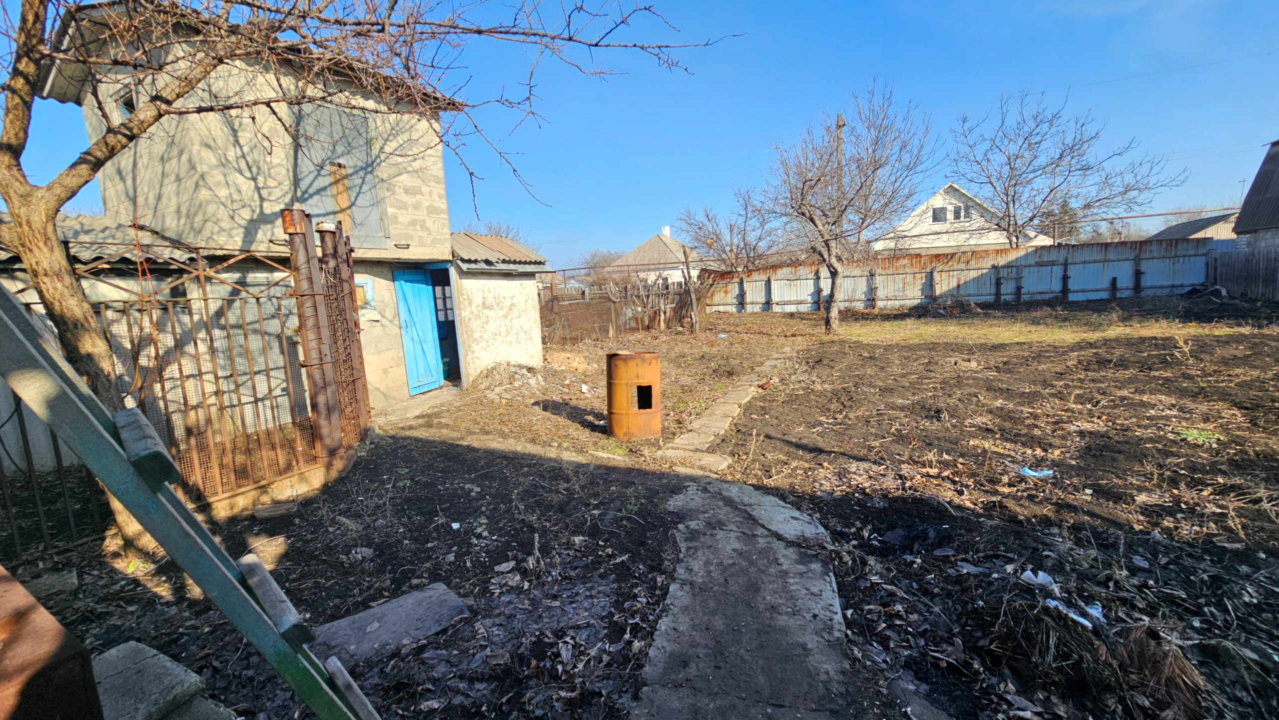 🏡 Продаётся дом в Свердловске, ул. Серых. Большой добротный дом. 📐Площадь =89,9 м2. Участок7,4 сотки. Три раздельные комнаты + зал, веранда. Сан.узел в доме. Еврозабор, есть заезд во двор. Хоз.постройки: летняя кухня, баня, беседка. 🛠 Все окна металлопластиковые, новые окна. Отопление паровое, газовая труба в...