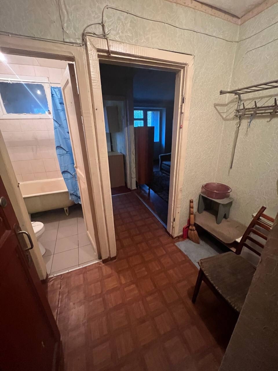 Продается в Луганске 2-х комнатную квартиру (улица Звейнека) ✅Этаж 2/4 ✅Общая площадь 41 кв.м ✅Отопление централизованное ✅ Балкон ✅ С/У совмещенный ✅ Комнаты смежные ✅ , долгов нет. ✅ В шаговой доступности: школы 5, больница 8, ТЦ Аврора, аптека, супермаркет, магазины, автовокзал ✅ Хорошая транспортная развя...