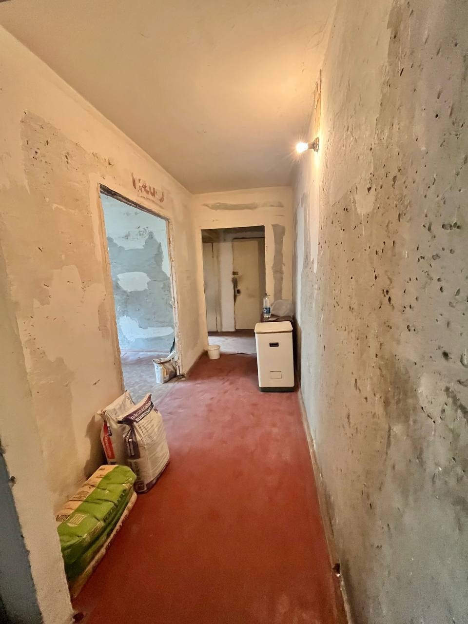 Продам 3-кк квартиру на кВ Мирный. Общая площадь 72 м2. 4 этаж 9-го дома . Новые М/п окна, включая 2 рамы на лоджиях. Комнаты изолированы. Нет перепланировок . Квартира под ремонт . Подъезд с ремонтом. Хорошие соседи. Тихий , уютный двор. Отличное местоположение, вся инфраструктура в пешей доступности. Долгов...